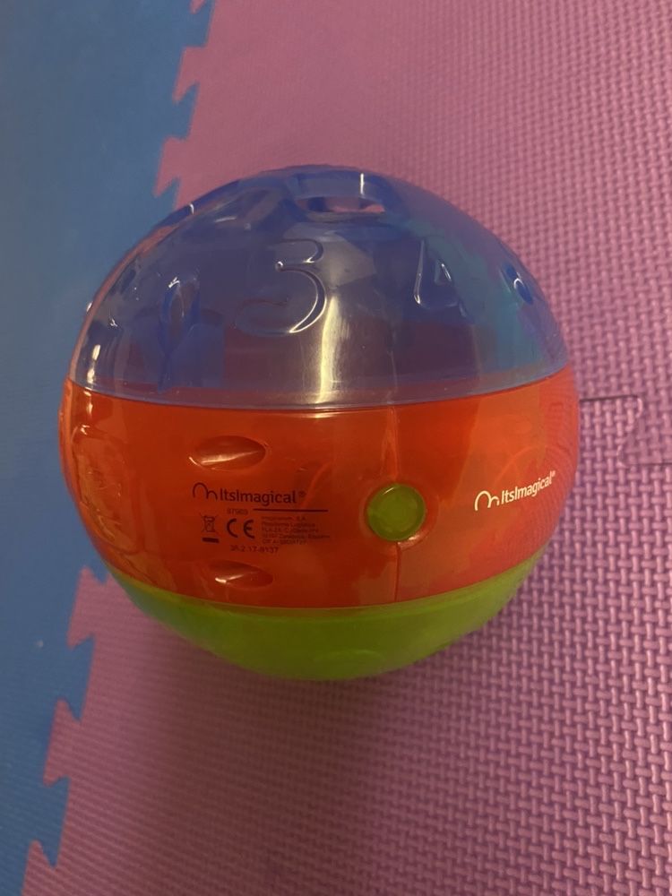 Продавам музикална търкаляща се и светеща в 4 цвята топка Imaginarium