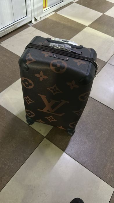 Продам дорожный новый чемодан