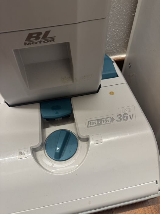 Makita Dvc560PT2 aspirator cu incarcator si 2 bateri