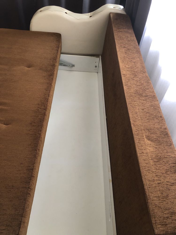 Vand Canapea, fotoliu si 2 taburete rotative de piele
