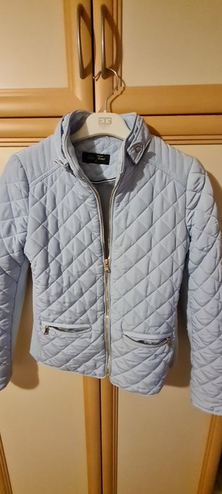 Яке в светло син цвят.