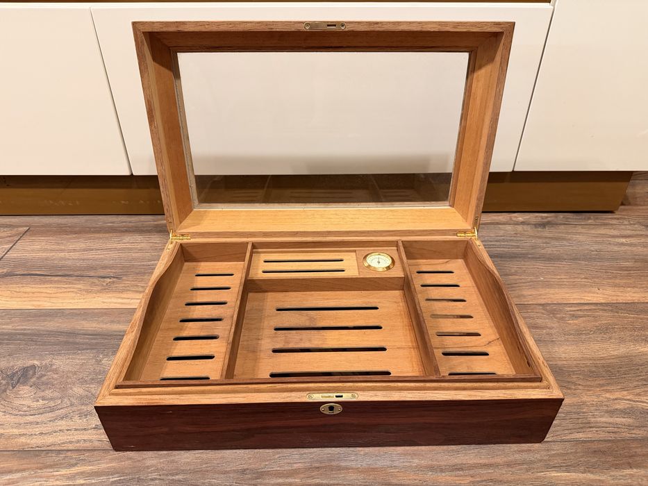 Луксозен дървен хумидор за пури с хигометър