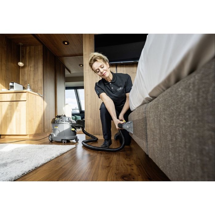 Închiriez aspirator injecție-extracție Karcher Puzzi 8/1 tapițerie