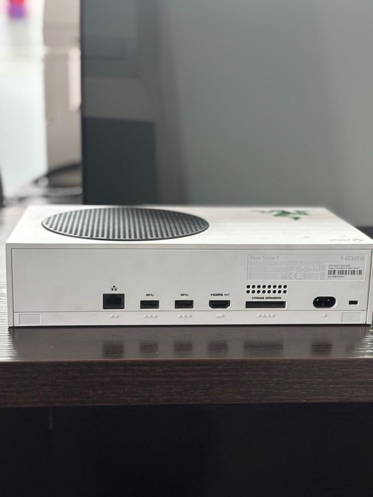 Продам игровую приставку Xbox Series S