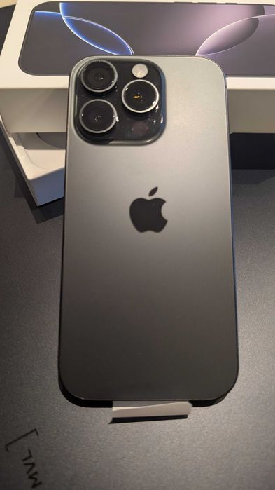iPhone 16 Pro, отличен, с калъф и протектор