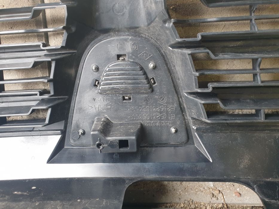 Vand grila față  dacia sandero 3