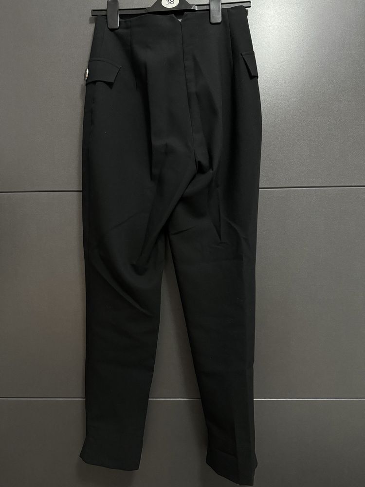 Pantaloni negri, Zara