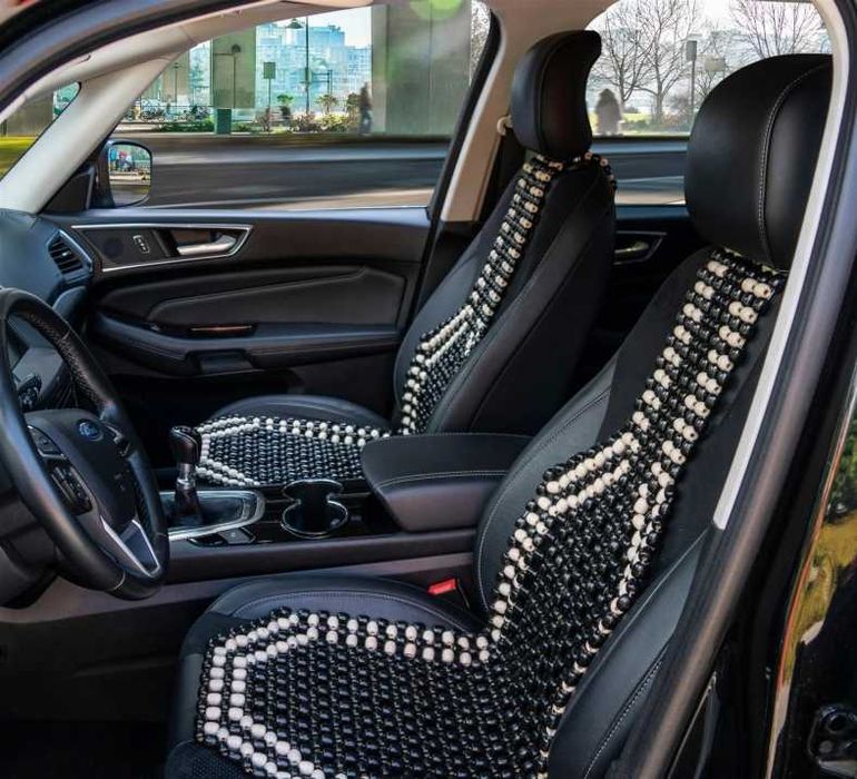 Универсален масажор  за автомобилна седалка с дървени топчета черна