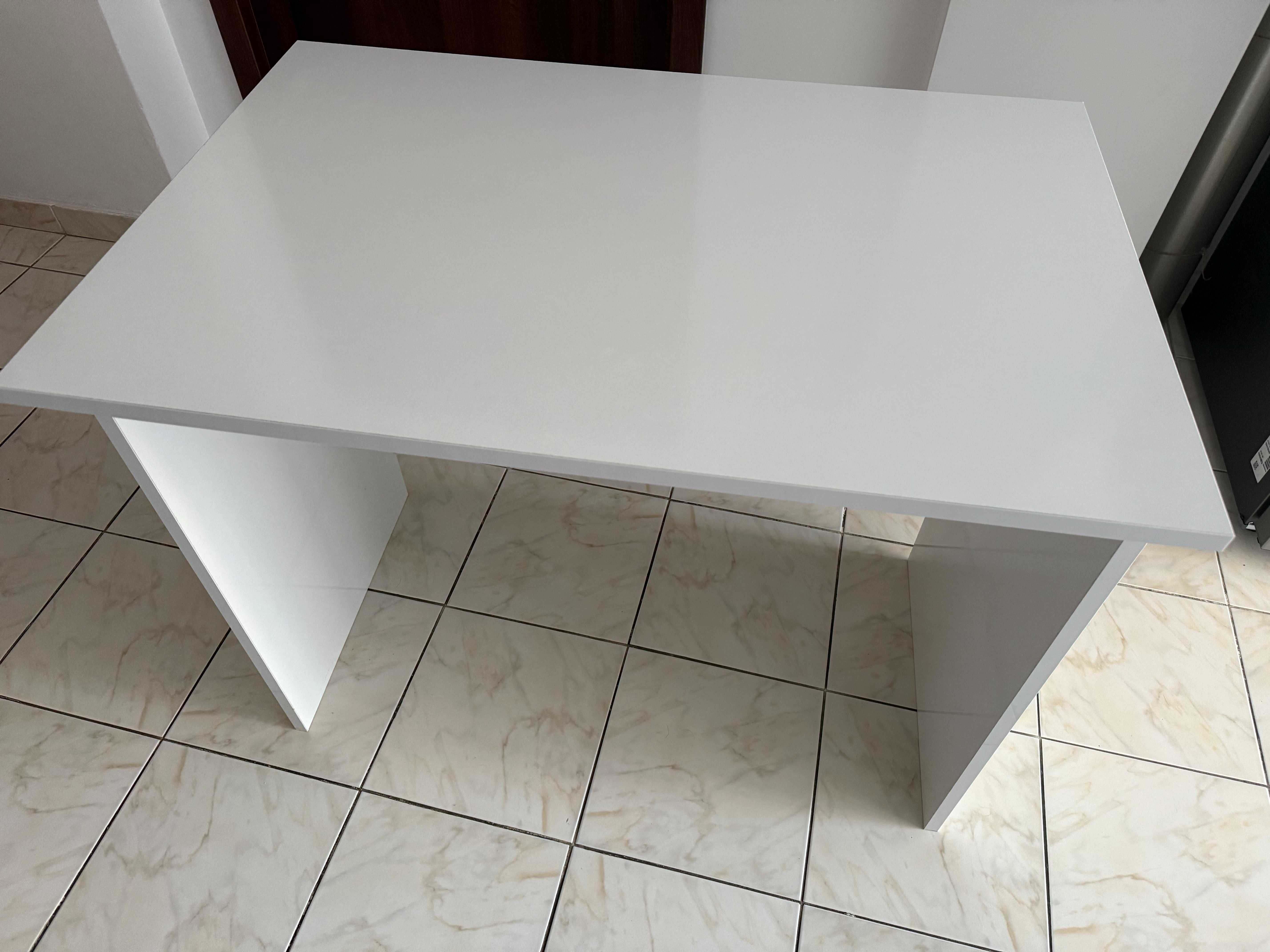 Masa de birou alba 90 x 60 cm  si covoras pvc protectie pardosea