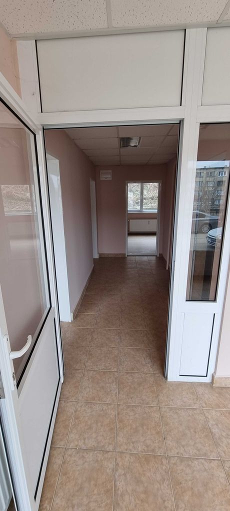 Дава се под наем Офис в Разград, Център - 1100 кв.м за 561 € - Снимка #2