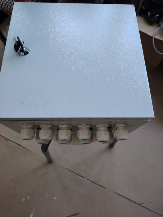 Продам новый металлический ящик размеры 30*30 на 15. Снизу 10 вводов ц