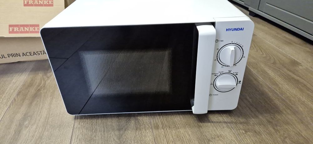 Cuptor cu microunde Hyundai. Nu prezinta defectiuni