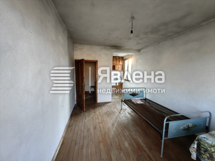 Двуетажна масивна къща в центъра на с. Крупник