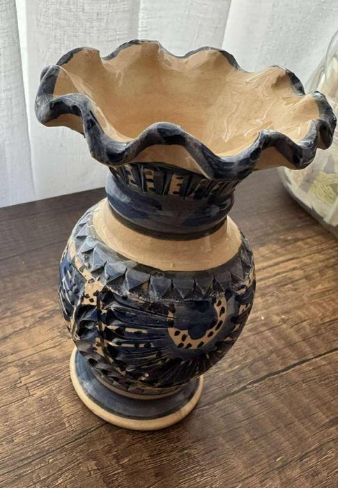Керамична ваза, ръчно нарисувана