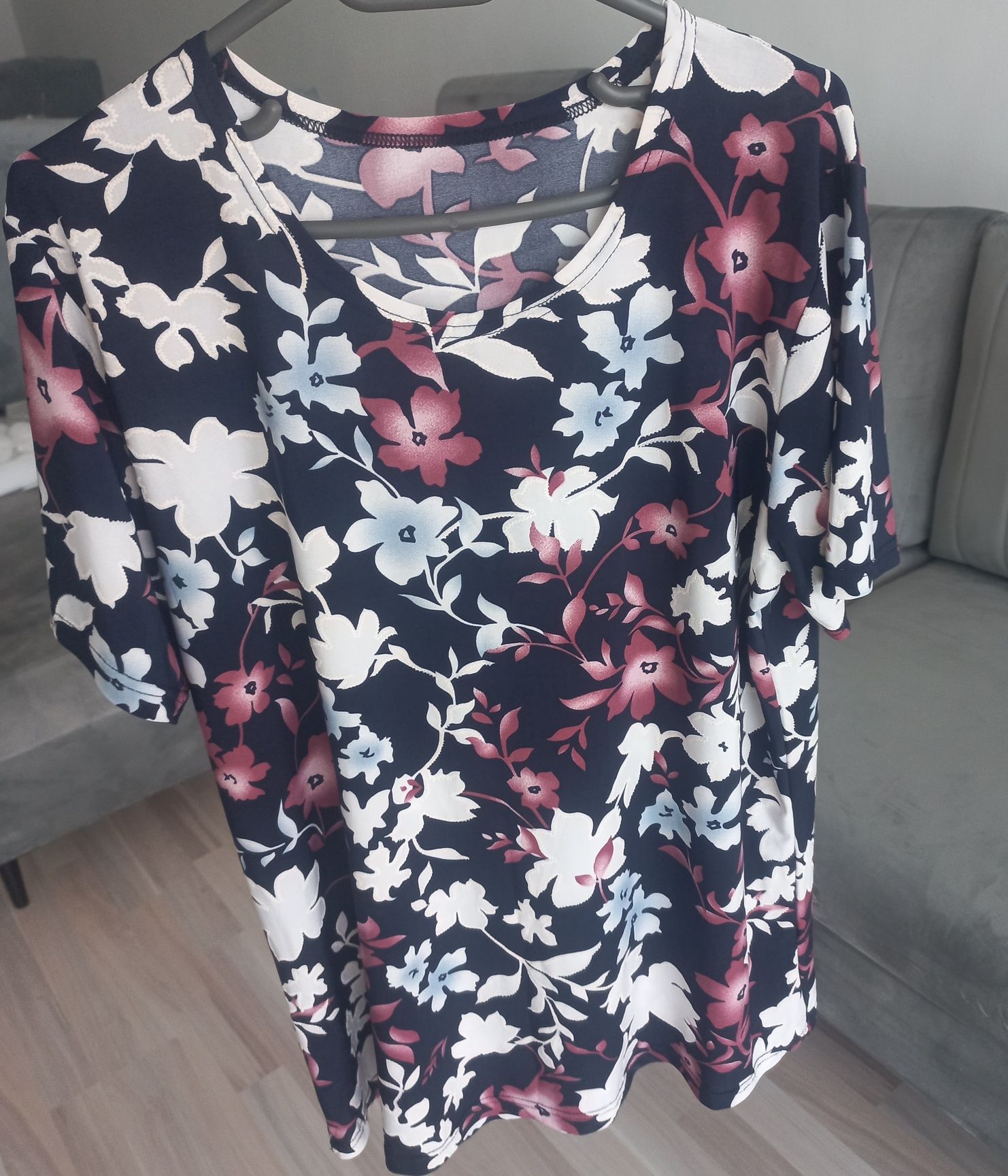 Дамска елегантна блуза с цветя.