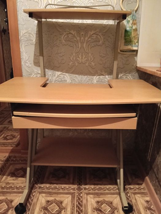 Стол/компьютерный стол в отличном состоянии