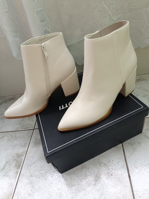 Нови бели боти на ток номер 38