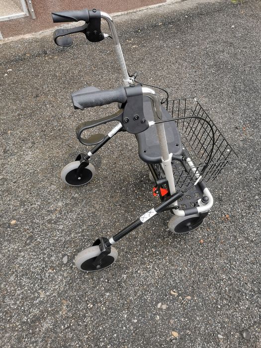 cadru de mers cu roti rolator