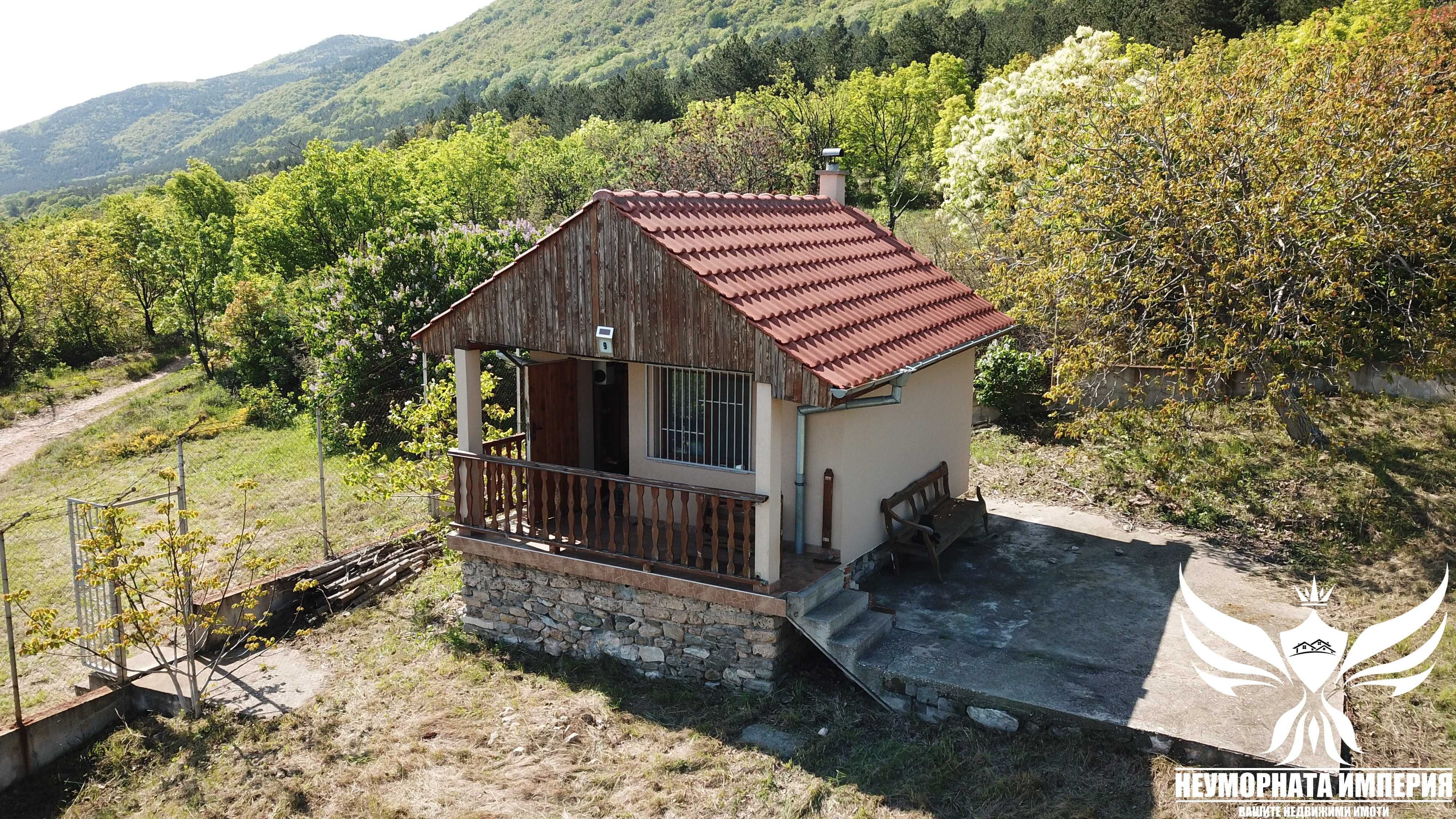 Продавам малка къща 25РЗП в парцел УПИ 1010кв гр.Асеновград Параколово