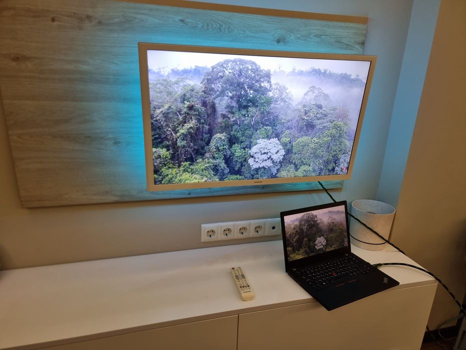 Телевизор Samsung Smart TV 32 инча с красиви и плътни цветове!