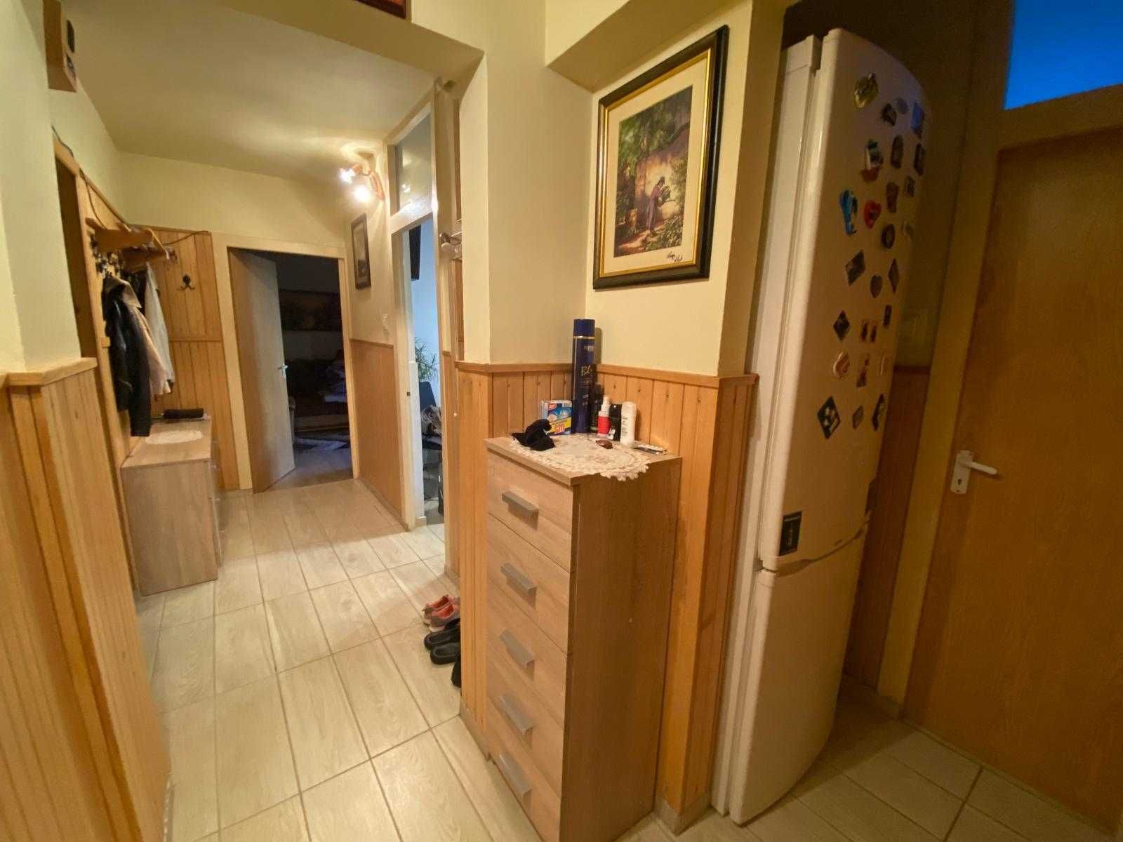 Apartament cu trei camere si pivnita, cu vad comercial foarte bun