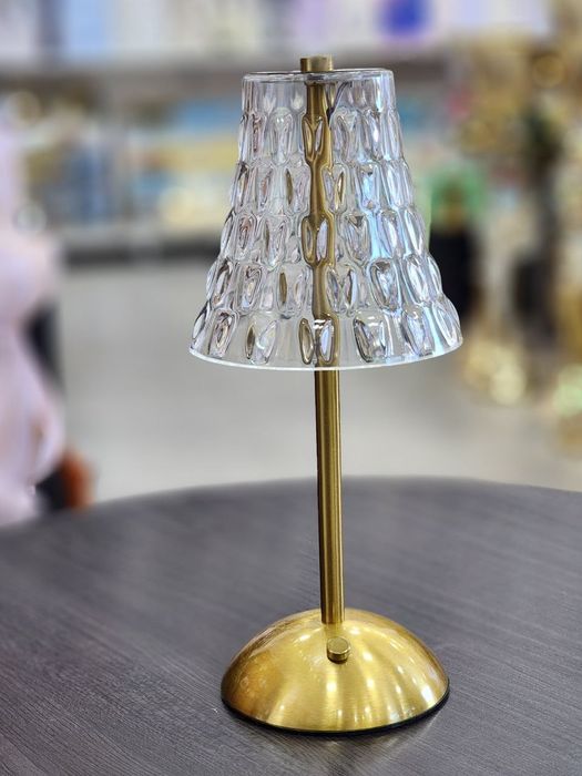 Настольная лампа с стеклянным абажуром и основой в золотом цвете