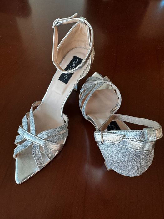 Vand sandale pe comanda