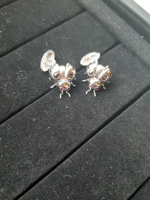 Butoni aur alb 18k buburuza cu ochi rubin