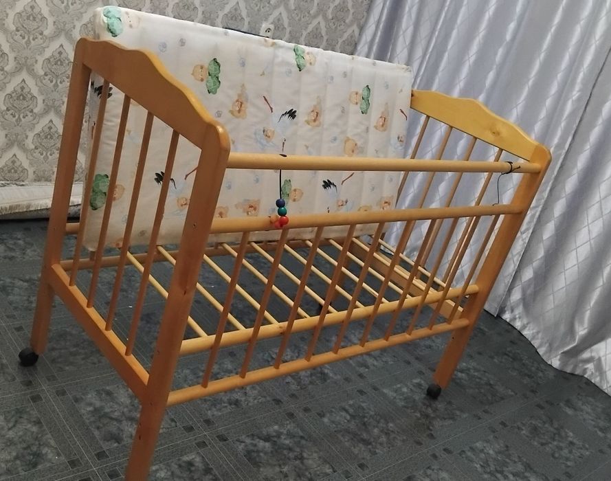 Кровать детская из натурального дерева