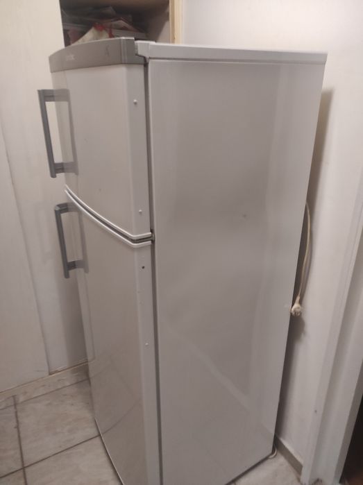 Vând frigider cu congelator Arctic