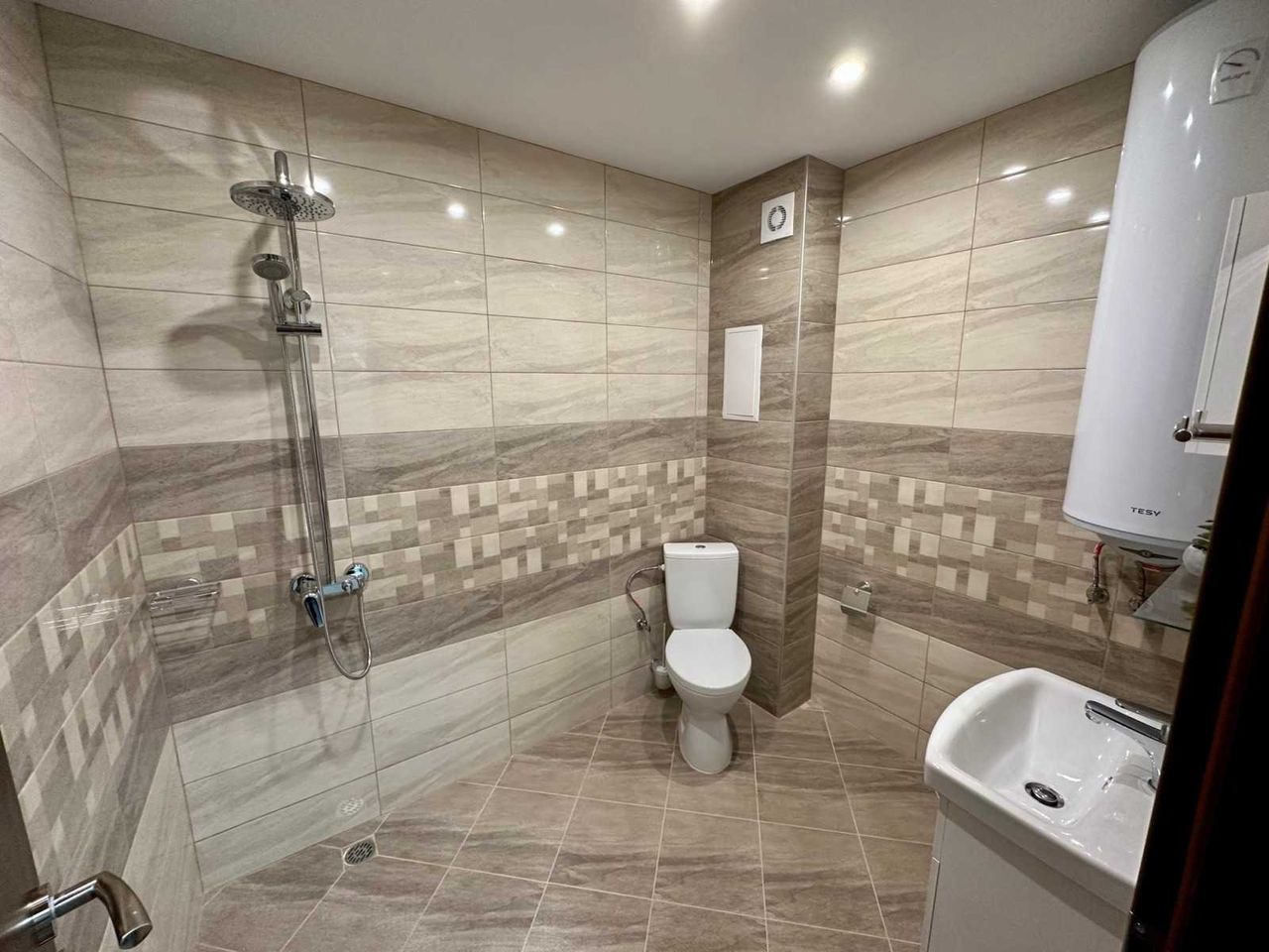 Продава се Двустаен апартамент в Русе, Чародейка - Юг - 61 кв.м за 1441 €/кв.м - Снимка #3