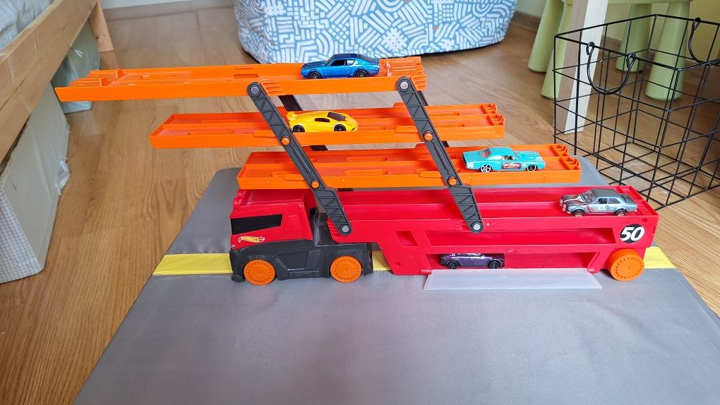 Hot Wheels core Large Vehicle Голям автовоз за 50 колички
