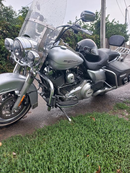 Vând Harley Davidson road king classic