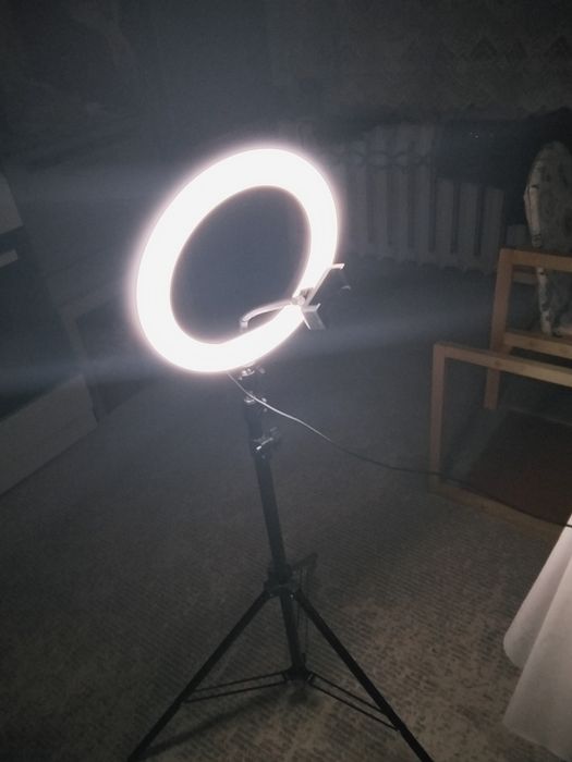 Продаю кольцевую лампу