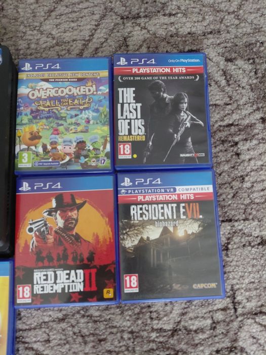 PS4 + maneta + 10 jocuri in stare foarte buna