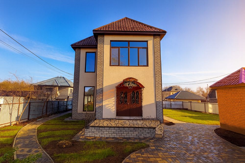 Продам двухэтажный дом с баней и гаражом в отличном районе