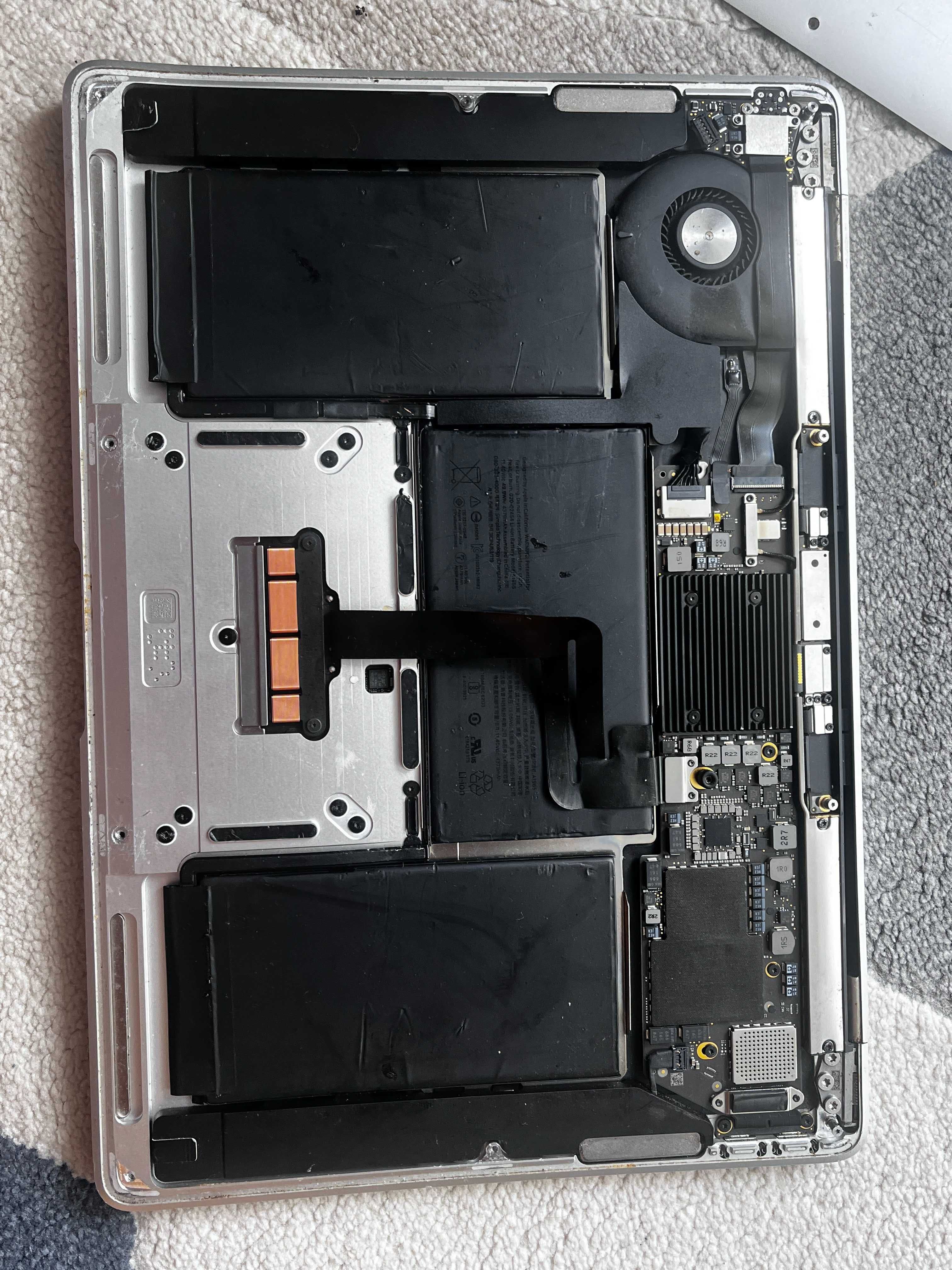 MacBook Air 13” A1932 (2018) – DEFECT, ecran spart, carcasă ruptă