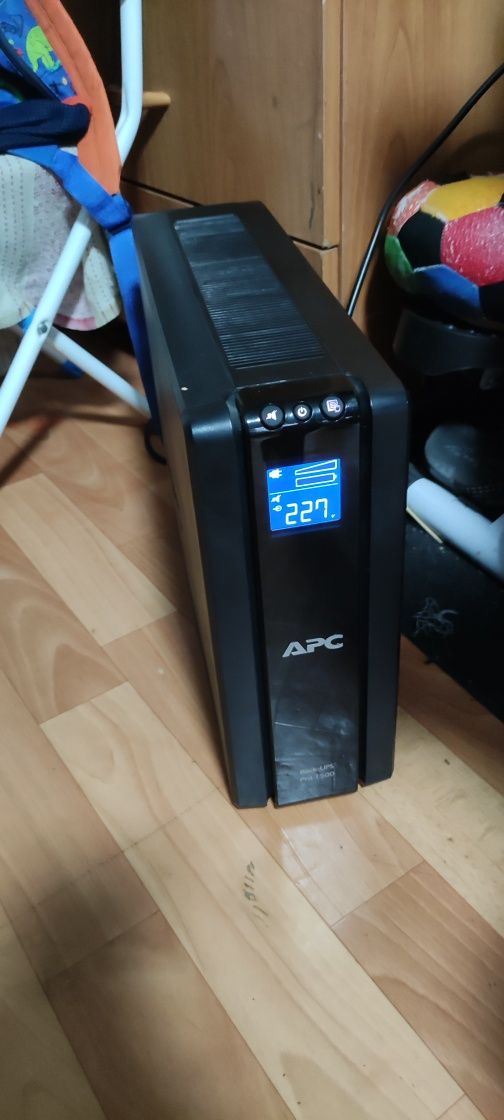 Продам источник бесперебойного питания APC Back-UPS Pro 1500 BR1500GI.