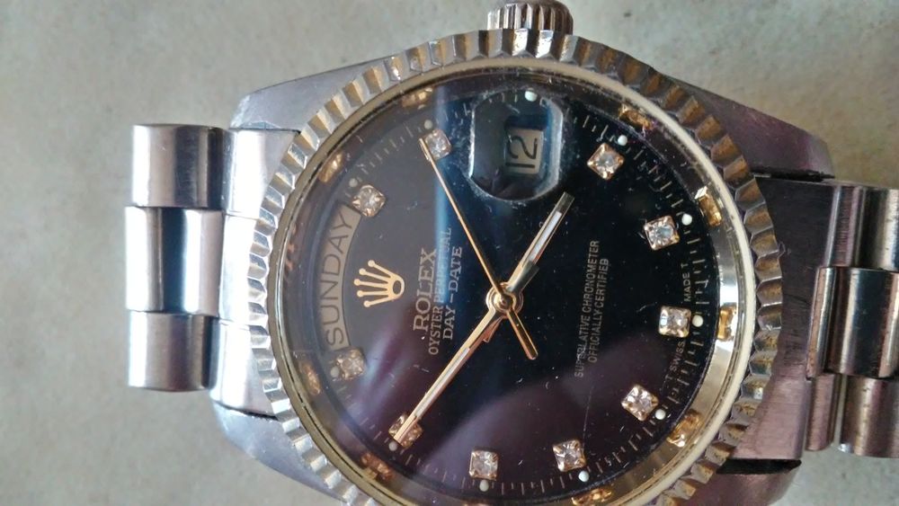 Vînd ceasuri automatice.Pret 300  leiun rolex si 400 Cartier.1000 toat