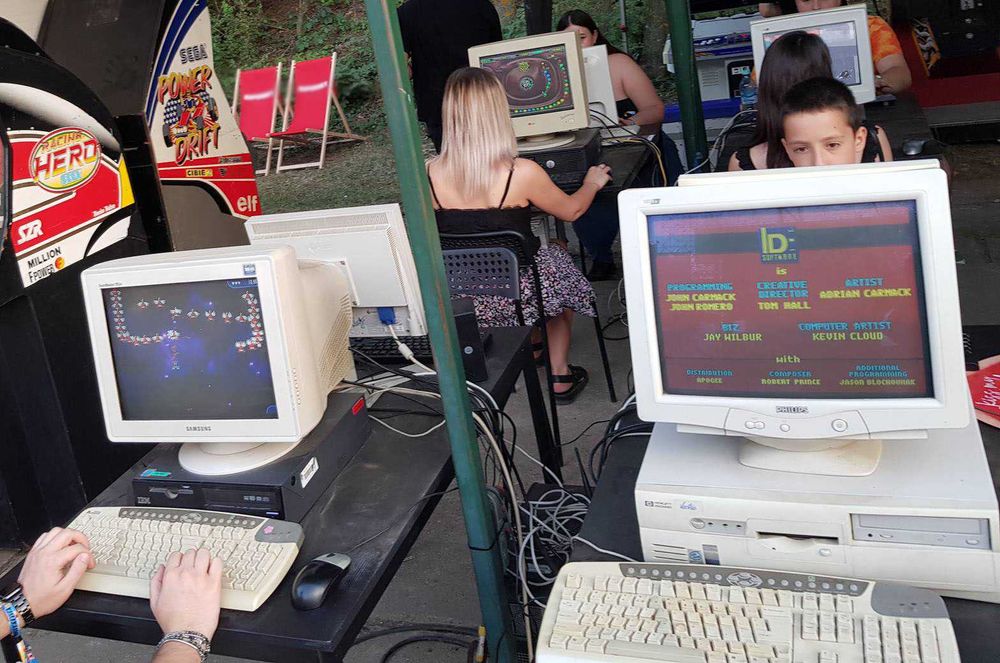 Organizare Evenimente Retro Gaming LAN Party Divertisment Oldies TV PC