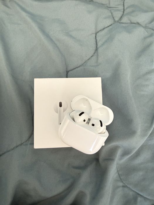 AirPods 4 слушалки