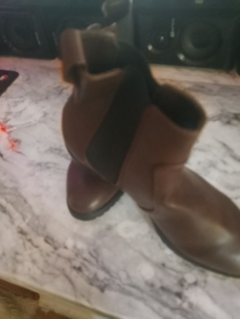 Ghetuțe H&M  noi cu eticheta