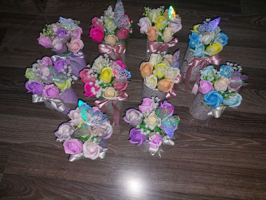 Кутии с по 7 броя ароматни, сапунени рози