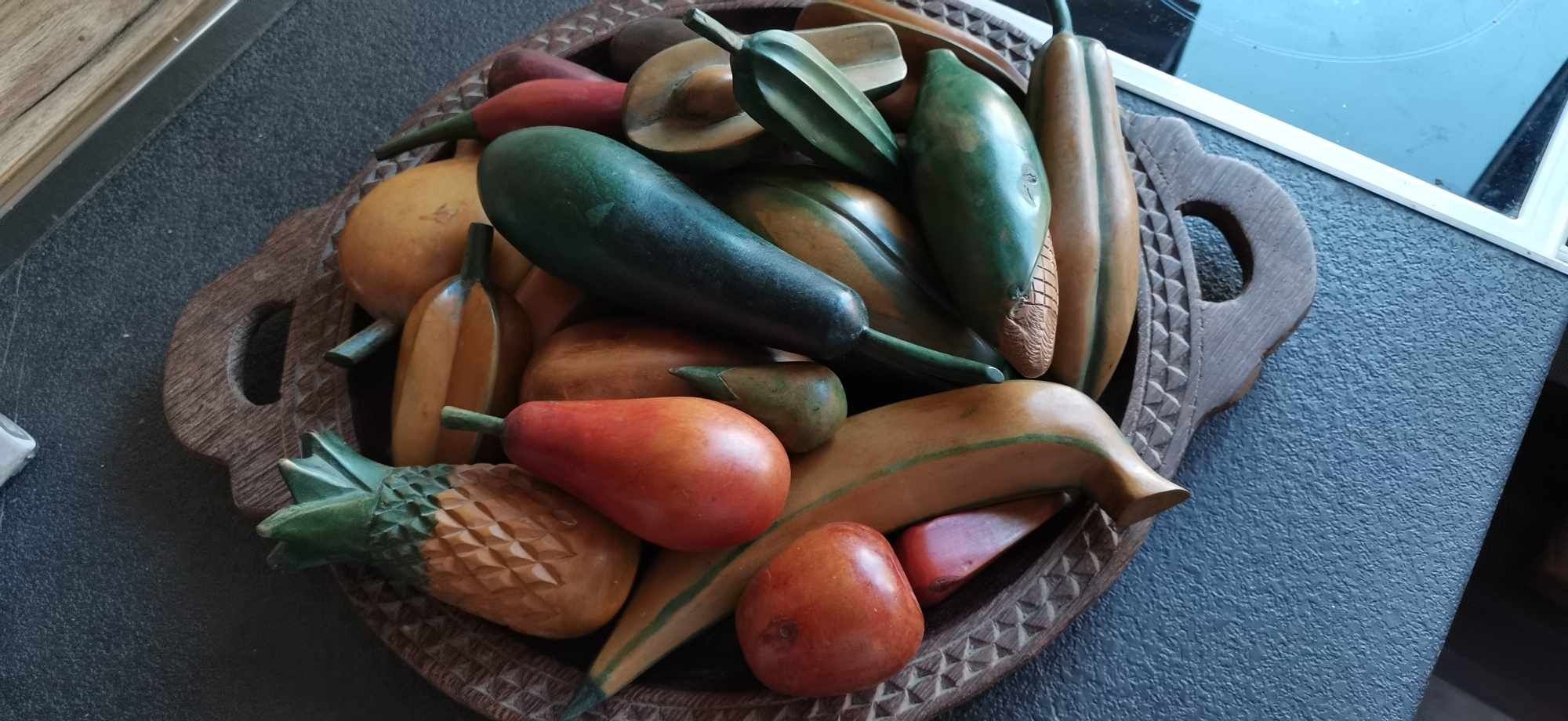 Дървена купа с плодове и зеленчуци