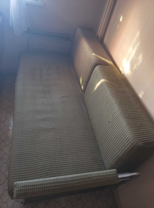 Използван диван ,малко изтърбушен