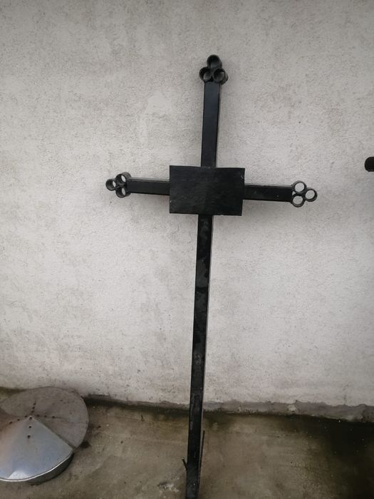 Cruce funerară metalică