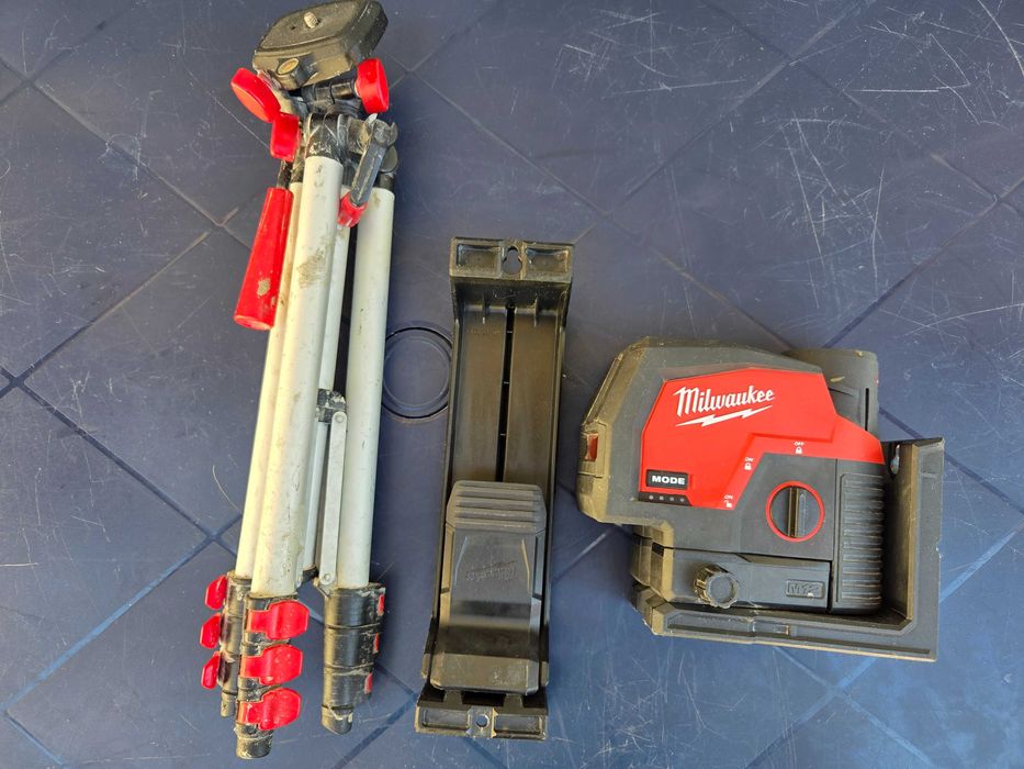 Milwaukee M12 CLLP Зелен Комбиниран Лазерен Нивелир с Отвесни Точки