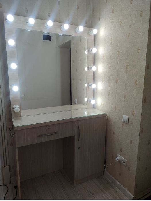 Продается стол для макияжа