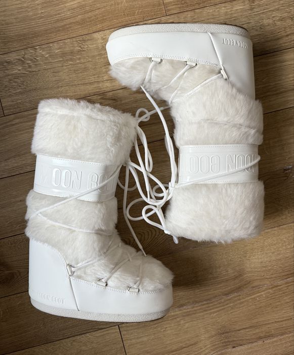 Бели пухени Moonboots