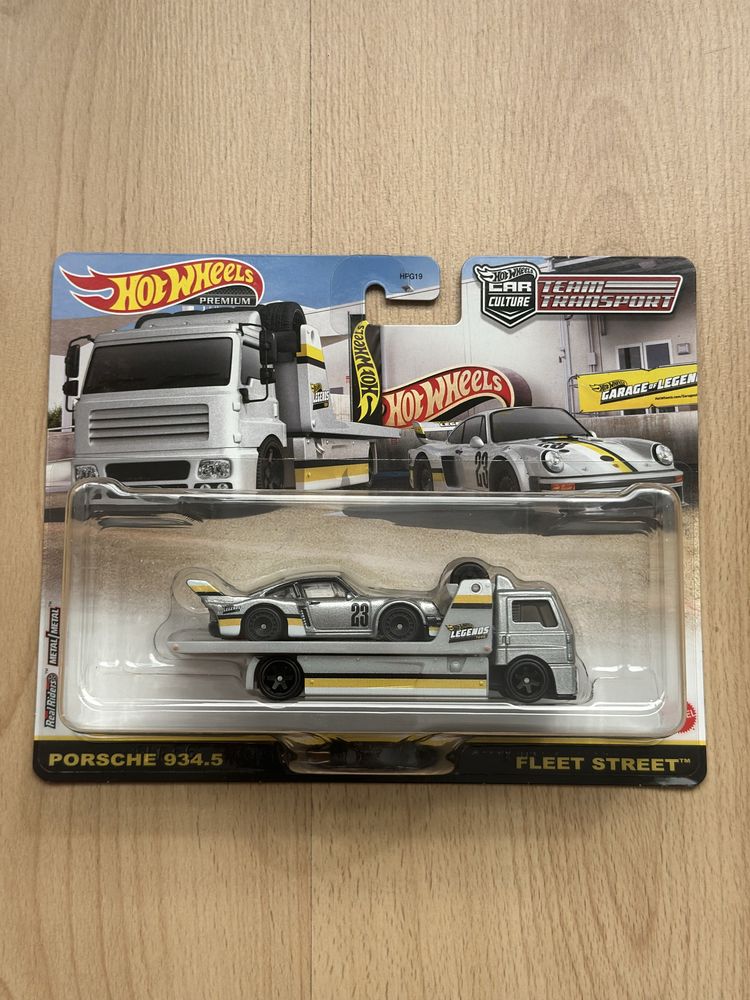 Hot Wheels Legends Tour Porsche 934.5 Team Transport + Fleet street